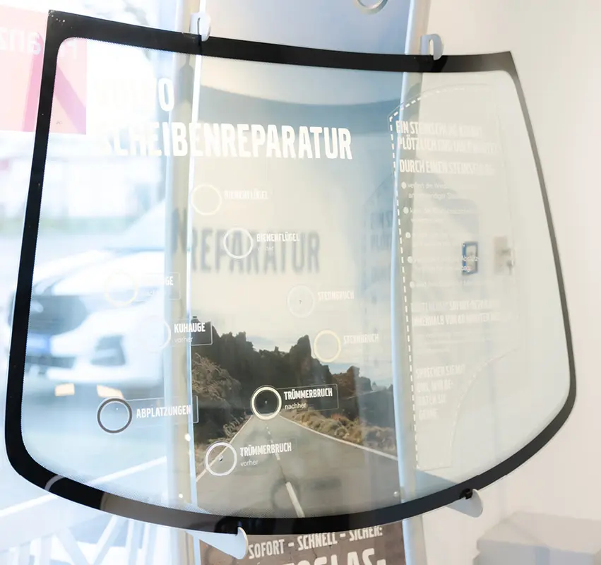 Ausgestellte Windschutzscheibe im Autohaus
