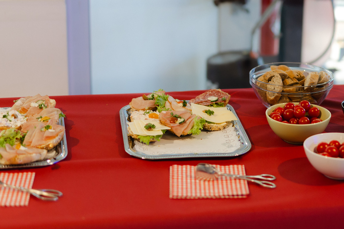 Bild von Tablets mit belegten Semmeln