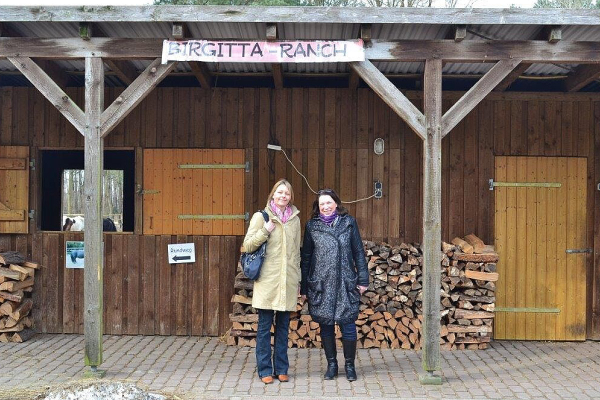 Zwei Menschen stehen vor der Birgitta Ranch