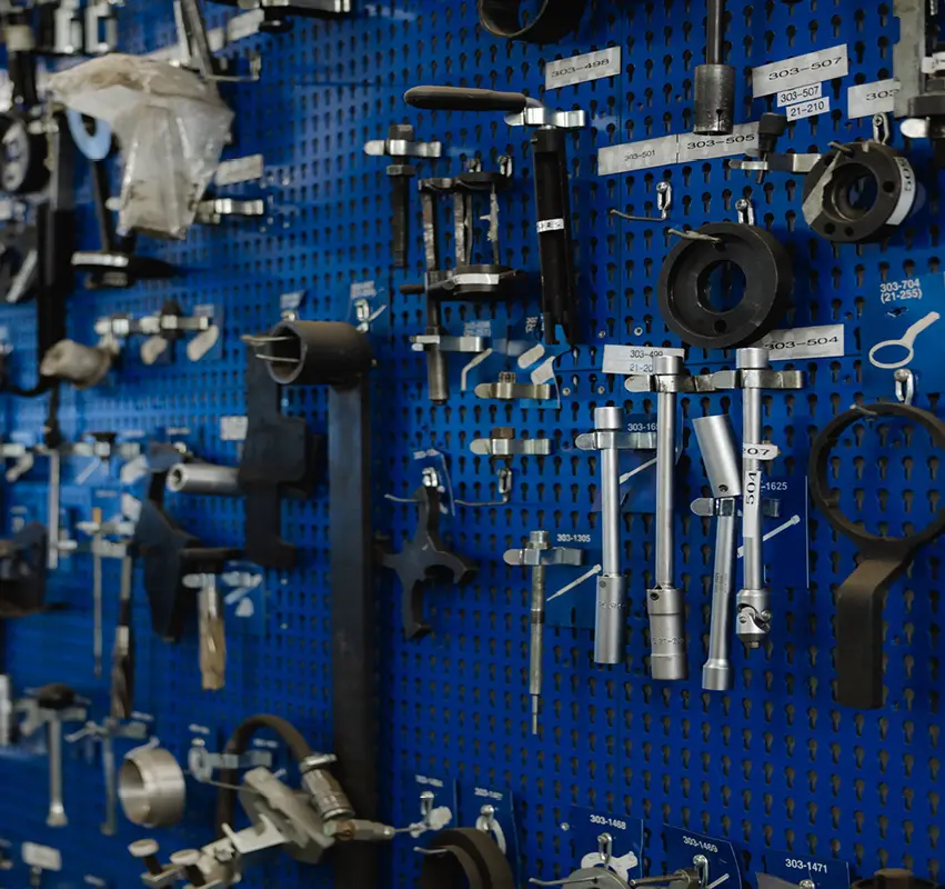 Werkzeuge hängen an der Wand in der Werkstatt