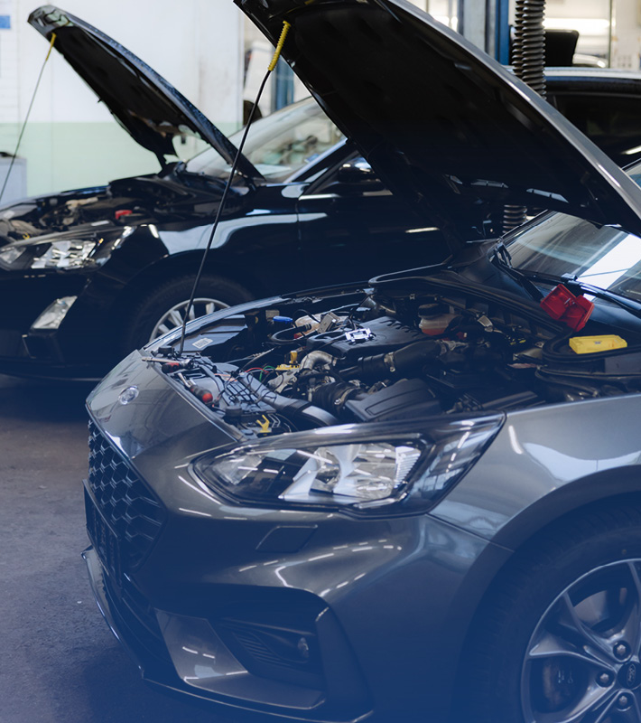 Auto mit offener Haube