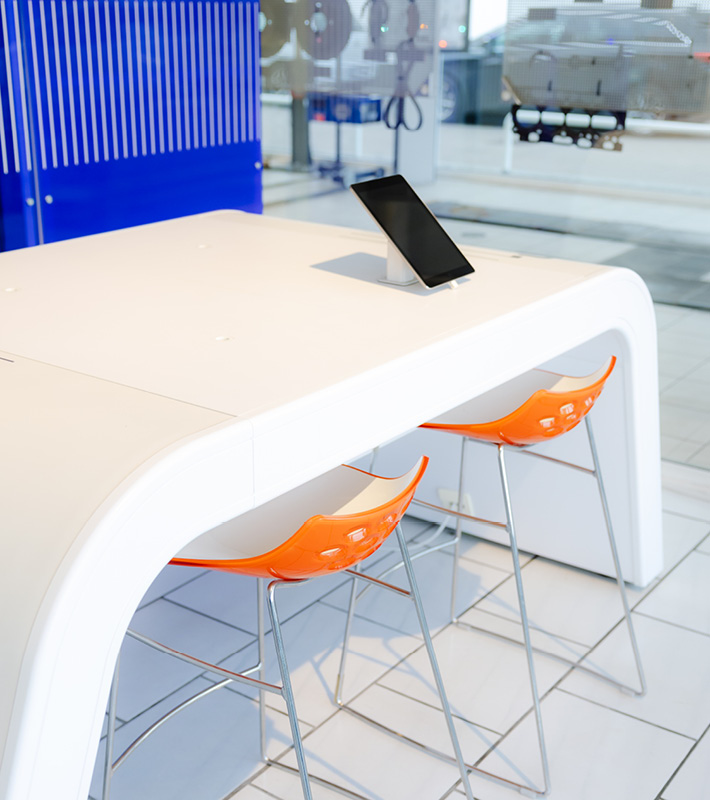 Beratungstisch im Autohaus