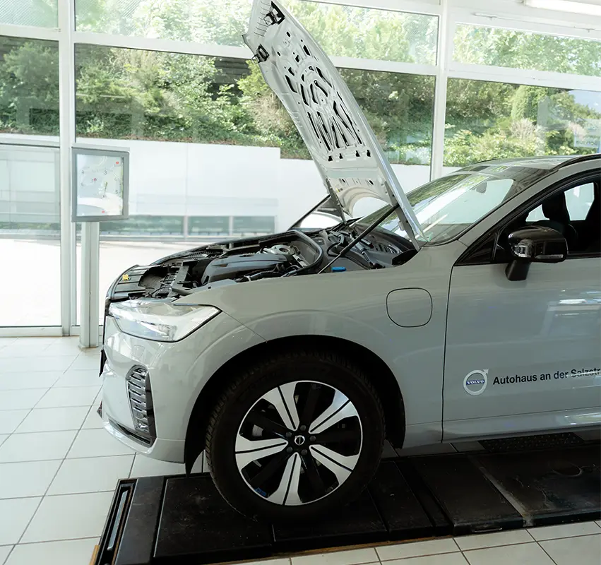 Grauer Volvo mit offener Motorhaube